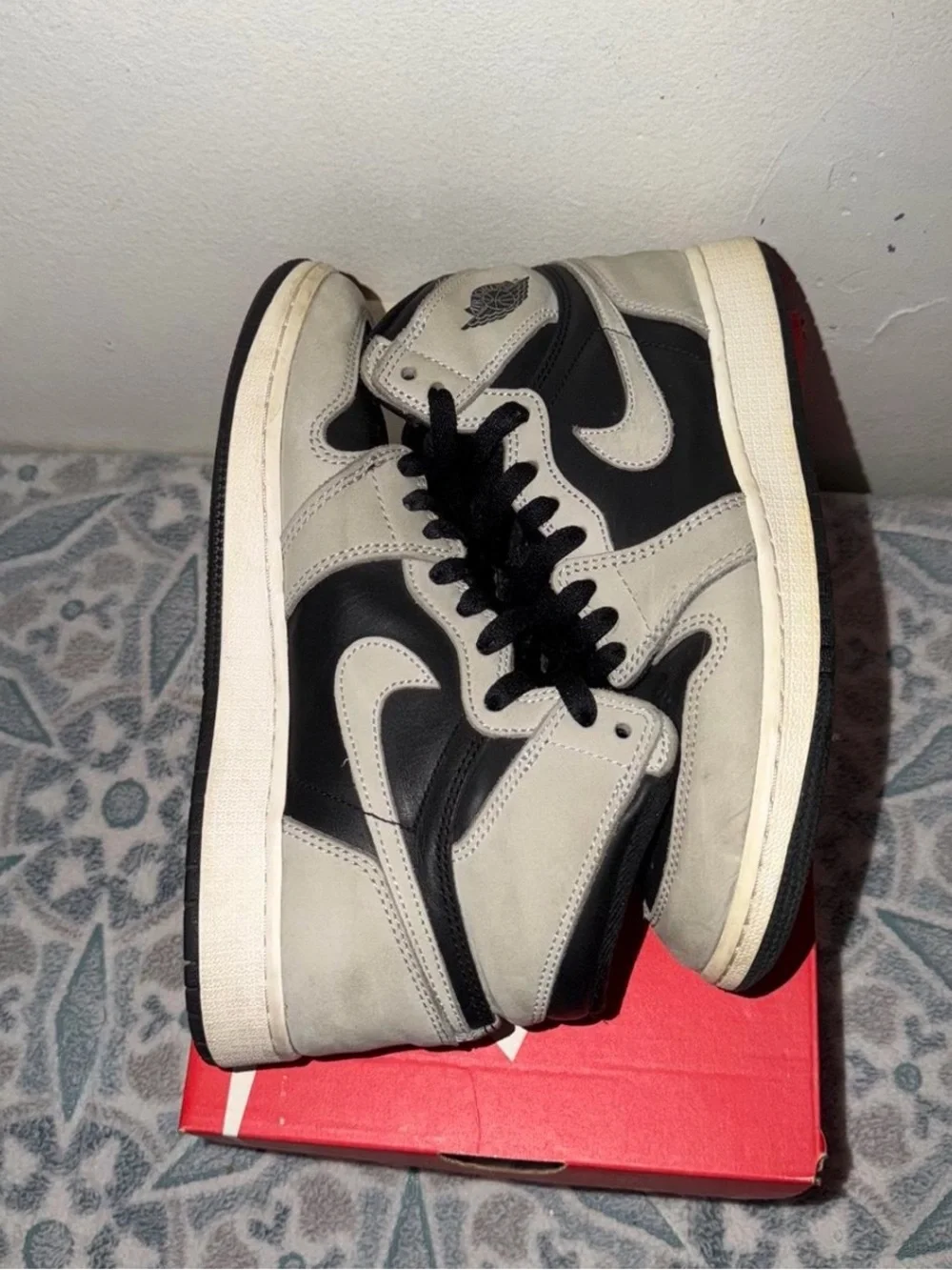 Air Jordan 1 shadow 2.0 men size 7 comes with replacement shoe box